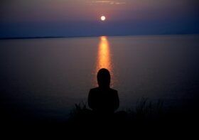 7 Uniwersalnych Praw Wszechświata: Jak je&nbsp;wykorzystać w&nbsp;życiu