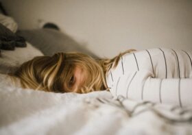 Uważność przed&nbsp;snem: Jak uspokoić gonitwę myśli